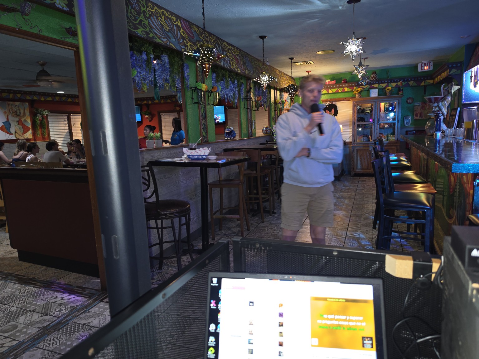 Solo karaoke singer at Los Cabos
